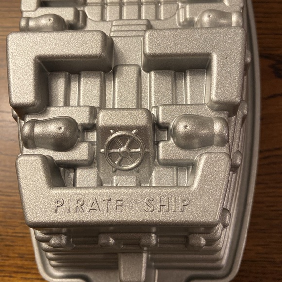 Nortic Ware Pirate Ship Pan - Picture 2 of 4